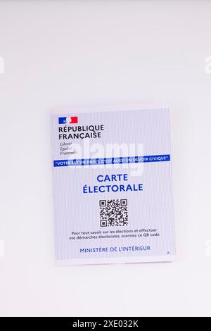 Gros plan d'une carte électorale française sur fond blanc avec espace copie, élections en France Banque D'Images