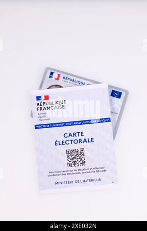 Gros plan d'une carte électorale française et d'une carte d'identité sur fond blanc avec espace copie, élections en France Banque D'Images