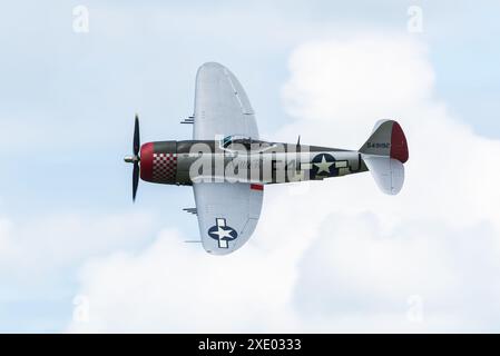 Avion de chasse Republic P-47 Thunderbolt nommé Nellie B volant au Sywell Airshow 2024 dans le Northamptonshire, au Royaume-Uni. Banque D'Images