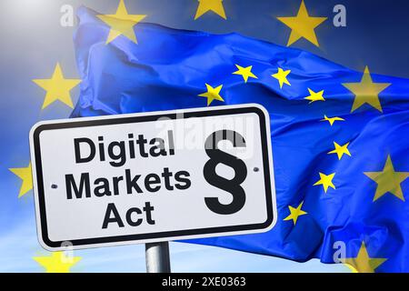 FOTOMONTAGE, Schild mit Aufschrift Digital Markets Act und Paragrafenzeichen vor eu-FAHNE *** PHOTOMONTAGE, signe avec la Digital Markets Act et signe de paragraphe devant le drapeau de l'UE Banque D'Images