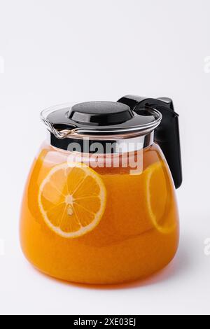 Thé à l'orange dans une cruche avec des morceaux d'orange Banque D'Images