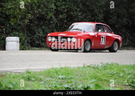 Rallye de voitures classiques ALFA ROMEO GT JUNIOR EN COURSE pesaro CUP Banque D'Images