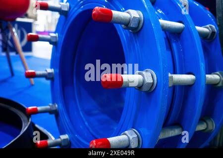 Colliers de raccordement avec boulons pour tuyaux de grand diamètre. Banque D'Images