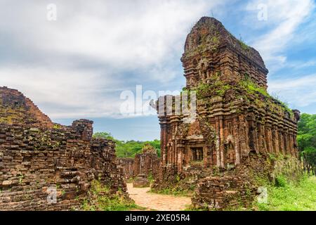 Vue panoramique du temple en briques rouges de My son Sanctuary parmi les bois verts à Da Nang (Danang), Vietnam. Banque D'Images