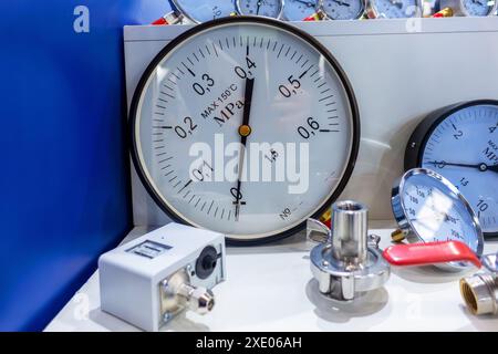 Manomètres de pression de poudre pour l'excès de pression de gaz et de vapeur Banque D'Images