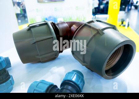 Raccord courbé en matière plastique pour raccorder des tuyaux d'arrosage entre eux Banque D'Images