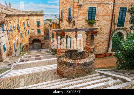 Corinaldo, Italie escalier historique dans la région des Marches. Banque D'Images