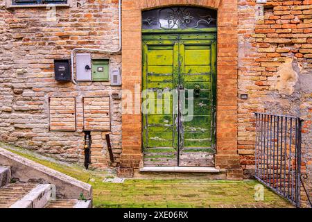 Corinaldo, Italie escalier historique dans la région des Marches. Banque D'Images