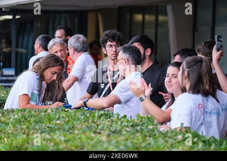 Rome, Italie. 23 juin 2024. Simona Quadarella (l), italienne, signe des autographes pour les fans lors de la deuxième journée aux internationaux de natation du 60e Trophée Settecolli. Crédit : SOPA images Limited/Alamy Live News Banque D'Images