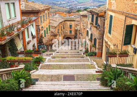 Corinaldo, Italie escalier historique dans la région des Marches. Banque D'Images