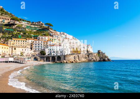 Atrani, Italie le long de la magnifique côte amalfitaine dans l'après-midi. Banque D'Images