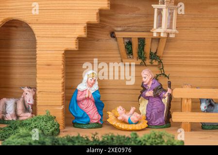 Scène de la nativité en bois avec des figures sculptées de la nativité dans l'écurie à Bethléem Banque D'Images