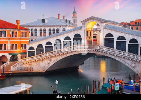 Venise, Italie au pont du Rialto sur le Grand canal à l'aube. Banque D'Images