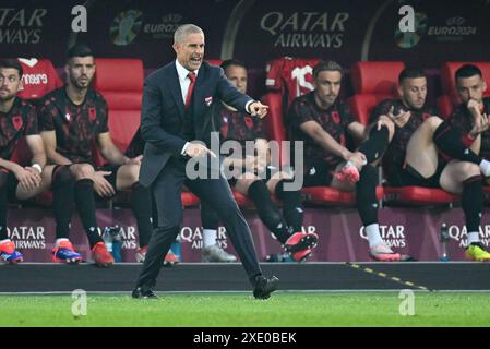 L'entraîneur-chef de l'Albanie Sylvinho photographié lors d'un match de football entre les équipes nationales d'Albanie et d'Espagne le troisième jour du groupe B en phase de groupes du tournoi UEFA Euro 2024 , le mardi 24 juin 2024 à Dusseldorf , Allemagne . PHOTO SPORTPIX | David Catry Banque D'Images