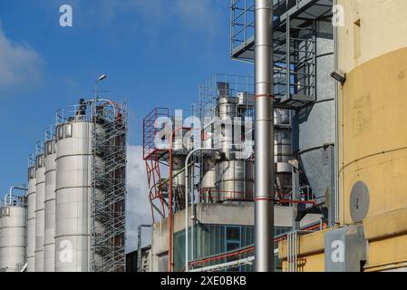 Vue industrielle à l'usine de raffinerie de pétrole et silos de la zone industrielle. Usine de raffinerie stockage de pétrole Tan Banque D'Images