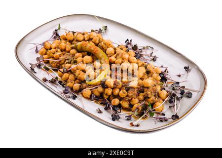 Curry de pois chiches épicé, chana masala ou choley dans une assiette avec chapati Banque D'Images