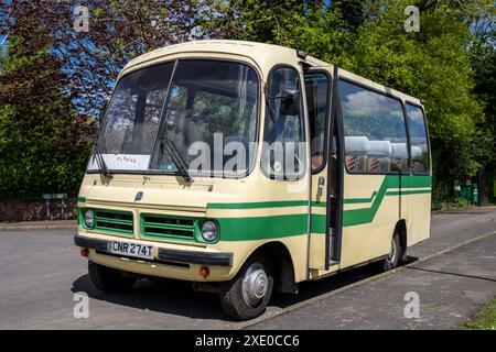 Bus vintage de 16 places 'bulles' au soleil Banque D'Images