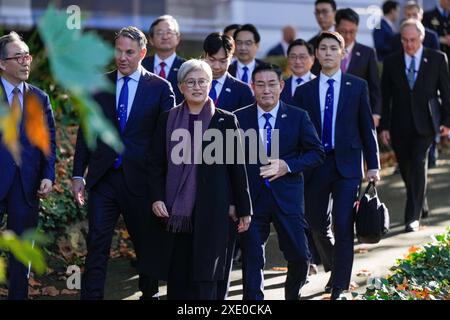 Le ministre australien des Affaires étrangères Penny Wong centre arrive à la réunion Australie-République de Corée 22 Affaires étrangères et Défense MinistersÕ à Melbourne, le mercredi 1er mai 2024. AAP image/Pool, Asanka Brendon Ratnayake NO ARCHIVING MELBOURNE VICTORIA AUSTRALIE *** le ministre australien des Affaires étrangères Penny Wong Center arrive en République de Corée 2 2 Affaires étrangères et Défense MinistersÕ Réunion à Melbourne, mercredi 1er mai 2024 AAP image Pool, Asanka Brendon Ratnayake NO ARCHIVING MELBOURNE VICTORIA AUSTRALIA Poolfoto AAPIMAGE , USAGE ÉDITORIAL EXCLUSIF Banque D'Images