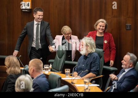 PARLEMENT BACK le chef de l'opposition tasmanienne de gauche à droite Dean Winter, la présidente de l'Assemblée de Tasmanie Michelle OByrne et la chef adjointe de l'opposition tasmanienne Anita Dow au Parlement de Tasmanie à Hobart, le mardi 14 mai 2024. Le parlement de Tasmanie siégera pour la première fois depuis les élections du 23 mars. AAP image/Pool, Chris Kidd NO ARCHIVING HOBART Parliament House, 1 Salamanca PL TASMANIE AUSTRALIE *** PARLEMENT RETOUR gauche R chef de l'opposition tasmanienne Dean Winter, Présidente de la Chambre d'Assemblée de Tasmanie Michelle OByrne et chef adjointe de l'opposition tasmanienne Anita Dow au Parlement de Banque D'Images