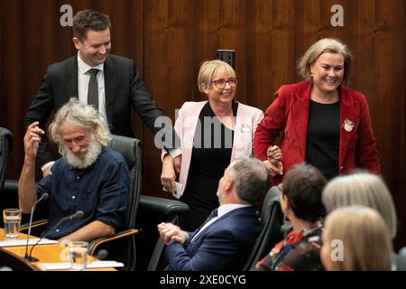 PARLEMENT BACK le chef de l'opposition tasmanienne de gauche à droite Dean Winter, la présidente de l'Assemblée de Tasmanie Michelle OByrne et la chef adjointe de l'opposition tasmanienne Anita Dow au Parlement de Tasmanie à Hobart, le mardi 14 mai 2024. Le parlement de Tasmanie siégera pour la première fois depuis les élections du 23 mars. AAP image/Pool, Chris Kidd NO ARCHIVING HOBART Parliament House, 1 Salamanca PL TASMANIE AUSTRALIE *** PARLEMENT RETOUR gauche R chef de l'opposition tasmanienne Dean Winter, Présidente de la Chambre d'Assemblée de Tasmanie Michelle OByrne et chef adjointe de l'opposition tasmanienne Anita Dow au Parlement de Banque D'Images