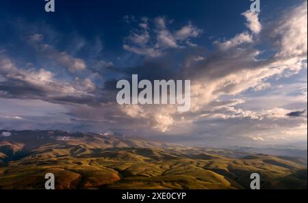 Coucher de soleil sur les collines dans les montagnes du Caucase Banque D'Images