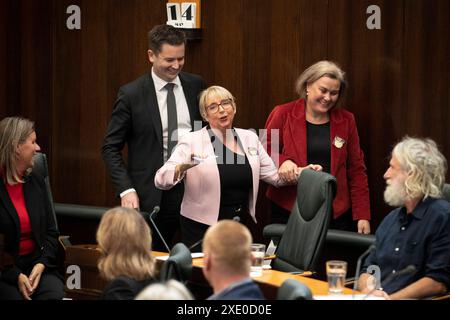 PARLEMENT BACK le chef de l'opposition tasmanienne de gauche à droite Dean Winter, la présidente de l'Assemblée de Tasmanie Michelle OByrne et la chef adjointe de l'opposition tasmanienne Anita Dow au Parlement de Tasmanie à Hobart, le mardi 14 mai 2024. Le parlement de Tasmanie siégera pour la première fois depuis les élections du 23 mars. AAP image/Pool, Chris Kidd NO ARCHIVING HOBART Parliament House, 1 Salamanca PL TASMANIE AUSTRALIE *** PARLEMENT RETOUR gauche R chef de l'opposition tasmanienne Dean Winter, Présidente de la Chambre d'Assemblée de Tasmanie Michelle OByrne et chef adjointe de l'opposition tasmanienne Anita Dow au Parlement de Banque D'Images