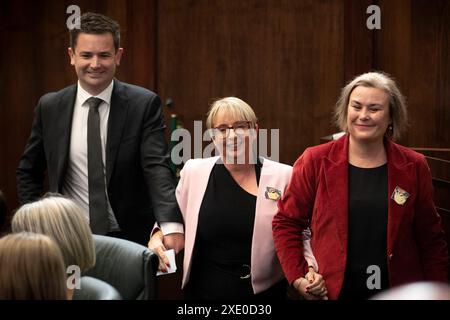 PARLEMENT BACK le chef de l'opposition tasmanienne de gauche à droite Dean Winter, la présidente de l'Assemblée de Tasmanie Michelle OByrne et la chef adjointe de l'opposition tasmanienne Anita Dow au Parlement de Tasmanie à Hobart, le mardi 14 mai 2024. Le parlement de Tasmanie siégera pour la première fois depuis les élections du 23 mars. AAP image/Pool, Chris Kidd NO ARCHIVING HOBART Parliament House, 1 Salamanca PL TASMANIE AUSTRALIE *** PARLEMENT RETOUR gauche R chef de l'opposition tasmanienne Dean Winter, Présidente de la Chambre d'Assemblée de Tasmanie Michelle OByrne et chef adjointe de l'opposition tasmanienne Anita Dow au Parlement de Banque D'Images