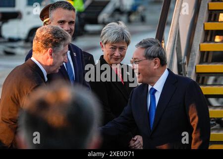 Le premier ministre chinois Li Qiang, à droite, accueille le ministre australien des Affaires étrangères Penny Wong centre, le premier ministre australien Peter Malinauskas, 2e à gauche, et d'autres fonctionnaires à l'aéroport d'Adélaïde, le samedi 15 juin 2024. Li Qiang, deuxième derrière le président Xi Jinping, effectue une visite de quatre jours en Australie. AAP image/Pool, Asanka Ratnayake NO ARCHIVING ADÉLAÏDE sa AUSTRALIE *** le premier ministre chinois Li Qiang à droite salue le ministre des Affaires étrangères de l Australie Penny Wong Center , le premier ministre australien Peter Malinauskas 2e à gauche et d autres fonctionnaires à l aéroport d Adélaïde à Adélaïde, samedi 15 juin 2024 Li Q Banque D'Images