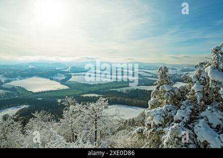 Vue de la grande montagne Horselberg avec le château Wartburg à l'horizon en hiver Banque D'Images