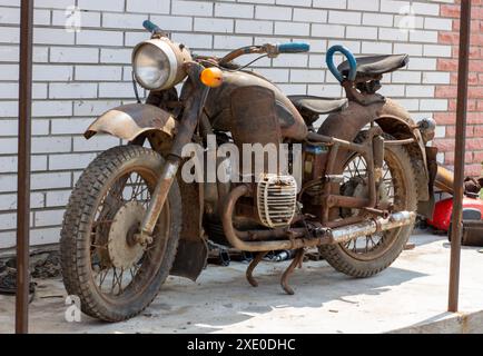 Vieille moto rétro rouillée. Vélo pour la restauration. Banque D'Images