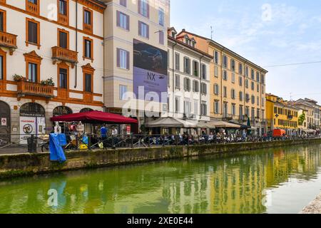 Vue de Ripa di Porta Ticinese, la rive droite de la voie navigable Naviglio Grande avec cafés en plein air et bistrot au printemps, Milan, Lombardie, Italie Banque D'Images