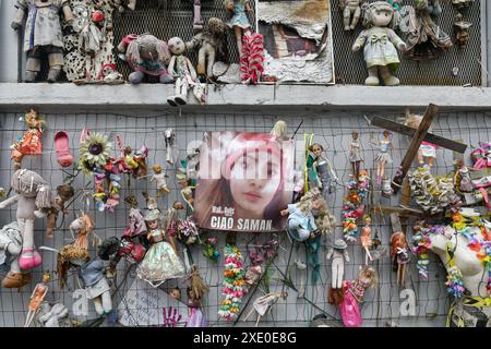 Wall of Dolls, une installation artistique est devenue un symbole contre les féminicides et la violence contre les femmes, dans la via de Amicis, Milan, Italie Banque D'Images