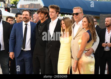 Los Angeles, CA. 24 juin 2024. Kevin Costner à la première américaine de 'Horizon : an American Saga - Chapter 1' qui s'est tenue au Regency Village Theatre le 24 juin 2024 à Los Angeles, Californie crédit : Jeffery Mayer/Media Punch/Alamy Live News Banque D'Images