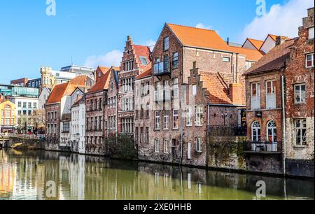 Le fleuve et les maisons médiévales de Gand, une ville de la région flamande de Belgique. Concept de voyage Banque D'Images