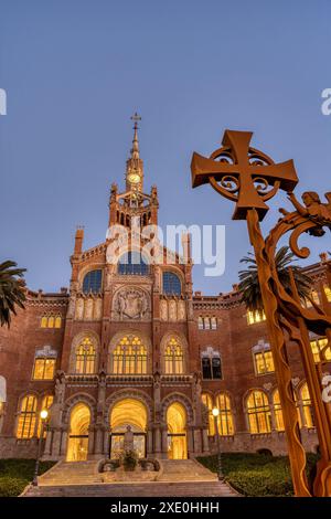 Le centre moderniste Sant Pau à Barcelone au crépuscule Banque D'Images