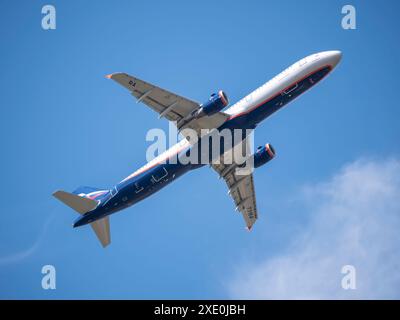 MOSCOU , RUSSIE, 10 juin 2019 : l'avion de transport de passagers commercial volant au-dessus de la journée ensoleillée le 10 juin 2019 à Moscou, en Russi Banque D'Images