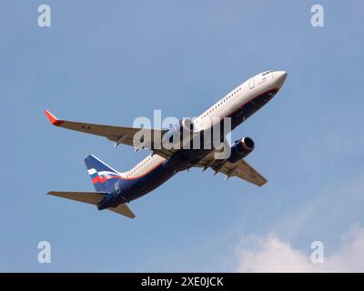 MOSCOU , RUSSIE, 10 juin 2019 : l'avion de transport de passagers commercial volant au-dessus de la journée ensoleillée le 10 juin 2019 à Moscou, en Russi Banque D'Images