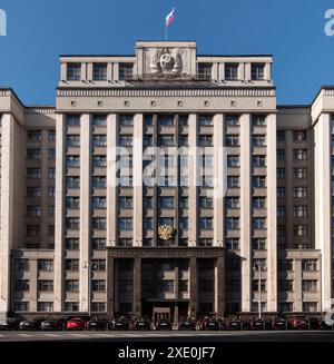 MOSCOU, RUSSIE - JUILLET 27 2022 : façade de la Douma d'État, bâtiment du Parlement de la Fédération de Russie, monument dans le centre de Moscou Banque D'Images