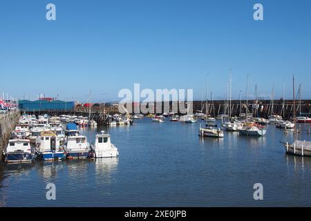 Vue sur la ville de scarborough en été avec yachts et bateaux de pêche amarrés dans la marina Banque D'Images