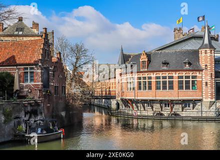 Rivière Leie et maisons médiévales de Gand, une ville de la région flamande de Belgique. Concept de voyage Banque D'Images