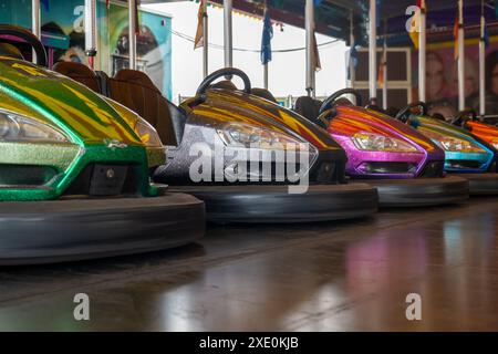 Voiture scooter voitures sur un champ de foire Banque D'Images