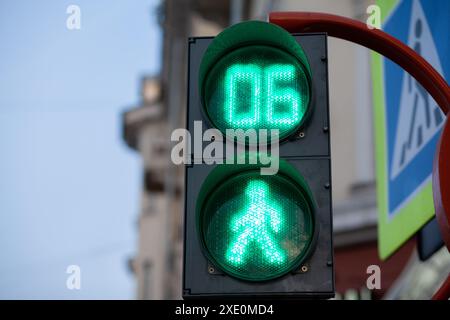 Feu vert sur un feu de circulation pour piétons. Traversée de la route en toute sécurité Banque D'Images