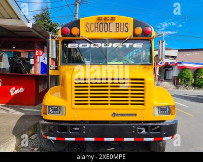 Panama, ville de Boquete, bus scolaire utilisé comme bus public Banque D'Images