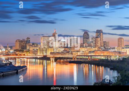 Saint Paul, Minnesota, États-Unis ville skyline sur le fleuve Mississippi au crépuscule. Banque D'Images