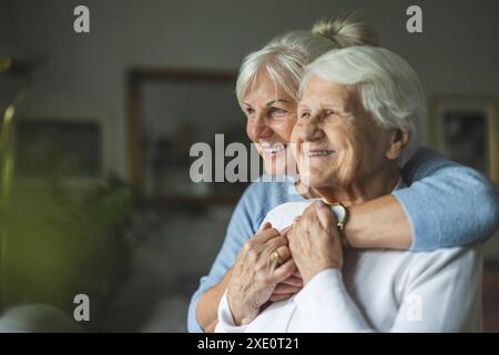 Femme âgée heureuse avec sa fille adulte à la maison Banque D'Images