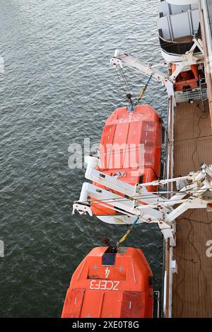 Les canots de sauvetage du navire de croisière Queen Victoria de Cunard reçoivent un entretien de routine pendant qu'ils sont au port. Banque D'Images