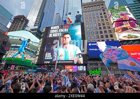 New York, États-Unis. 24 juin 2024. Les fans de football argentins se rassemblent à Times Square pour encourager leur équipe à New York, aux États-Unis, le 24 juin 2024. Argentine équipe nationale participe à la CONMEBOL Copa América USA 2024 à travers différentes villes aux États-Unis. Crédit : Alejandro Pagni/Alamy Live News Banque D'Images