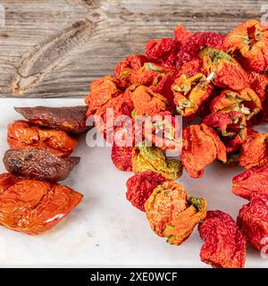 Poivron rouge séché. Récolte d'automne de poivron doux en Turquie. Poivrons séchés suspendus dans un gros plan d'un marché alimentaire turc traditionnel. réserve alimentaire Banque D'Images