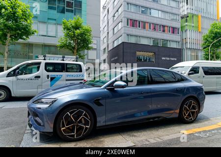 Tokyo, Japon. 25 juin 2024. Cette photo prise le 25 juin 2024 montre un SCEAU BYD pour essai routier à Tokyo, au Japon. Le constructeur automobile chinois BYD a dévoilé mardi son troisième véhicule électrique (VE), le SEAL, au Japon, alors que la société fait son entrée sur le marché des berlines du pays. POUR ALLER AVEC 'BYD lance le 3ème modèle EV au Japon' crédit : Zhang Xiaoyu/Xinhua/Alamy Live News Banque D'Images