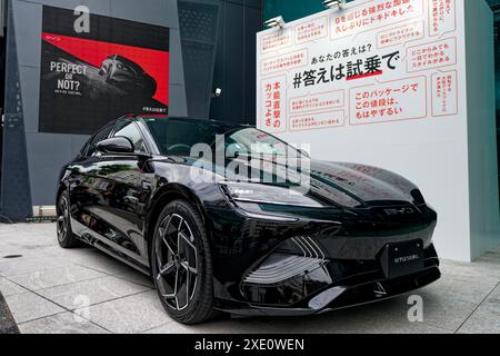Tokyo, Japon. 25 juin 2024. Cette photo prise le 25 juin 2024 montre un BYD SEAL EV exposé à Tokyo, au Japon. Le constructeur automobile chinois BYD a dévoilé mardi son troisième véhicule électrique (VE), le SEAL, au Japon, alors que la société fait son entrée sur le marché des berlines du pays. POUR ALLER AVEC 'BYD lance le 3ème modèle EV au Japon' crédit : Zhang Xiaoyu/Xinhua/Alamy Live News Banque D'Images